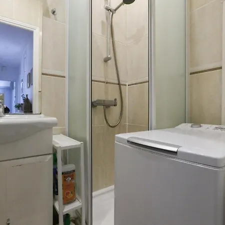 Апартаменты Comfortable And Well-appointed 30 M